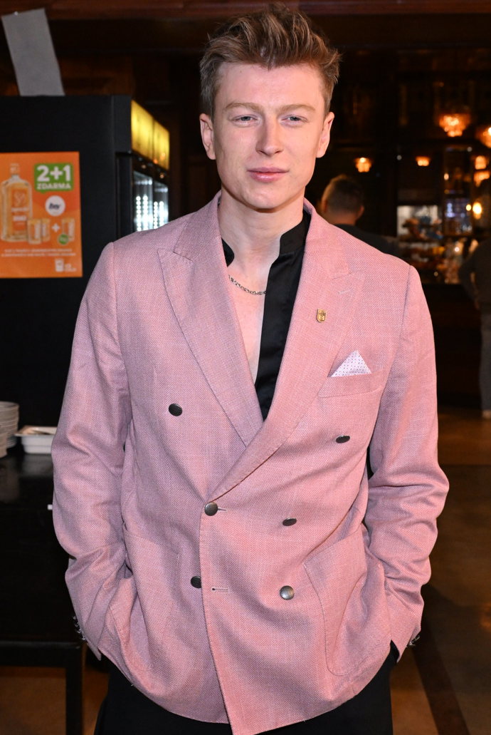 Adam vytáhl lososové sako.