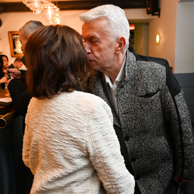 Marie Rottrová při vítání s Jaroslavem Svěceným.