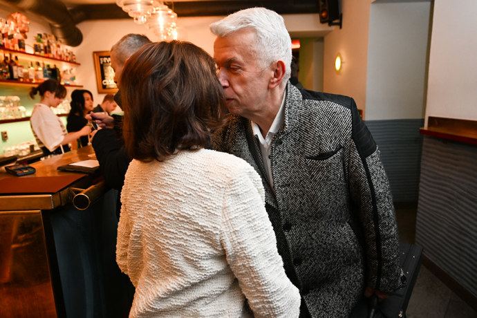 Marie Rottrová při vítání s Jaroslavem Svěceným.