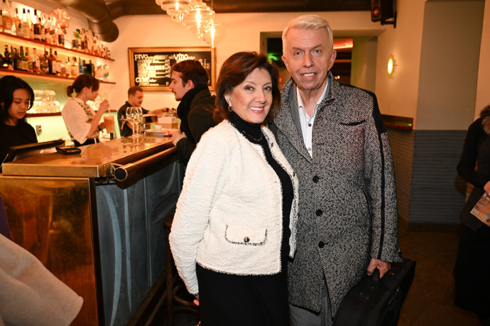 Česká zpěvačka Marie Rottrová po boku houslisty Jaroslava Svěceného.