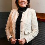 Právě buklé sako v krémovém odstínu zpěvačku omladilo a doslova rozzářilo.