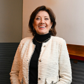 Právě buklé sako v krémovém odstínu zpěvačku omladilo a doslova rozzářilo.