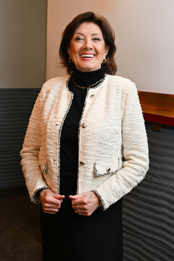 Právě buklé sako v krémovém odstínu zpěvačku omladilo a doslova rozzářilo.