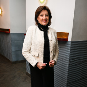 Na křest knihy Matka od Markéty Harasimové zvolila zpěvačka kombinaci minimalistického černého základu a světlého sáčka.