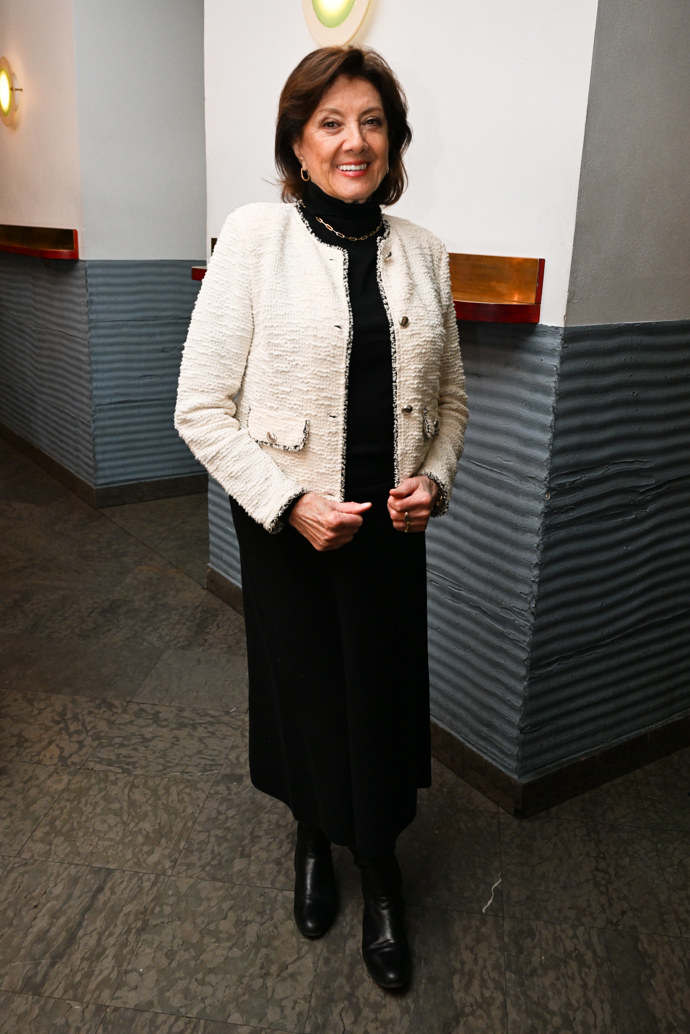 Na křest knihy Matka od Markéty Harasimové zvolila zpěvačka kombinaci minimalistického černého základu a světlého sáčka.