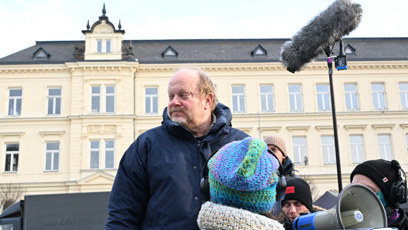 FOTO: David Novotný během natáčení demonstrace.