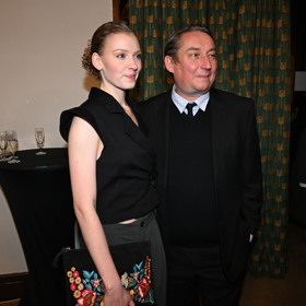 Robert Mikluš s partnerkou Lucii Ducháčkovou na premiéře série Metoda Markovič: Straka.