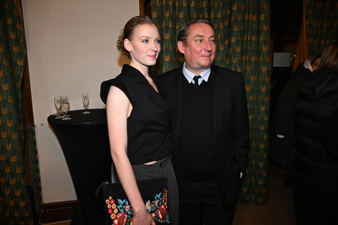 Robert Mikluš s partnerkou Lucii Ducháčkovou na premiéře série Metoda Markovič: Straka.