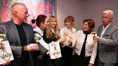 FOTO: Marie Rottrová pokřtila novou knihu s názvem Matka od Markéty Harasimové po boku svých kolegů.