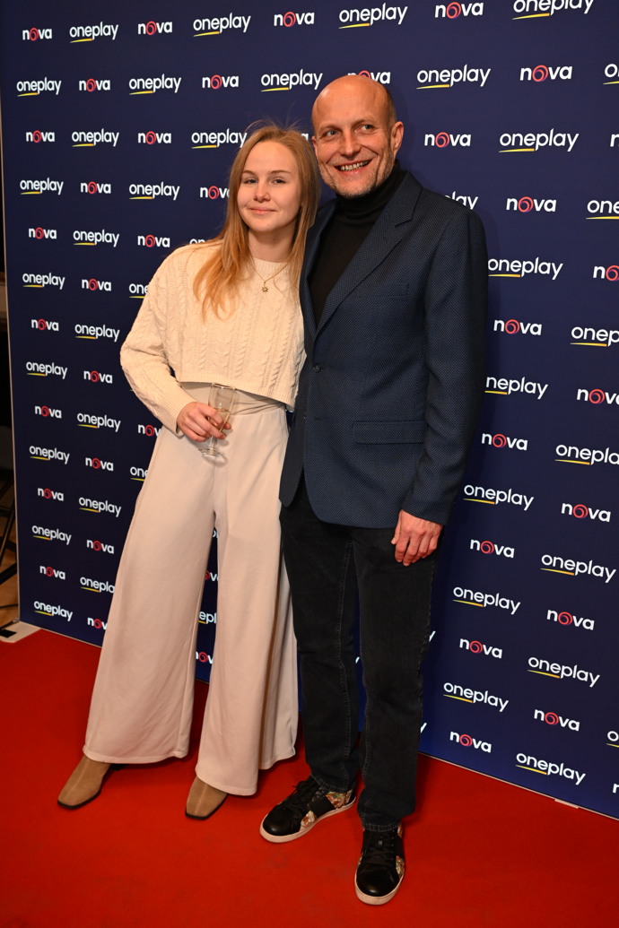 Jiří Ployhar s přítelkyní na premiéře série Metoda Markovič: Straka.