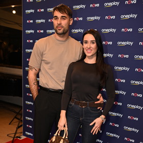 Adam Vacula po boku své krásné Besky na premiéře série Metoda Markovič: Straka.