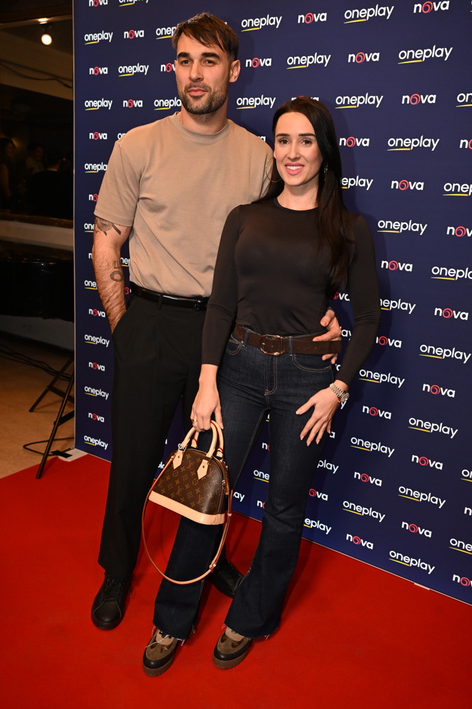 Adam Vacula po boku své krásné Besky na premiéře série Metoda Markovič: Straka.