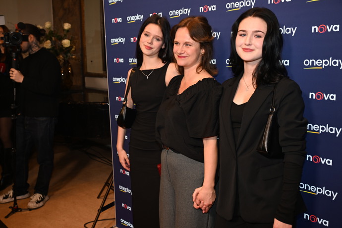 Kristýna Badinková Nováková s dcerami na premiéře seriálu Metoda Markovič: Straka. 