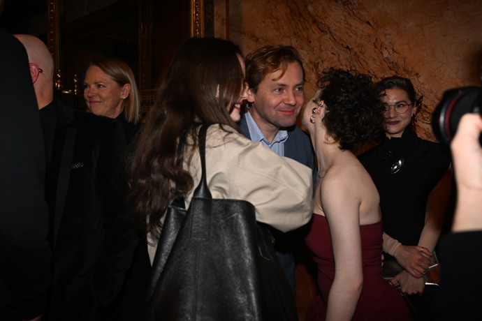 Petr Lněnička v obležení žen.