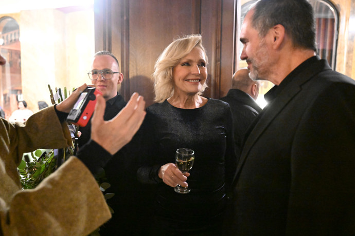 Zpěvačka Helena Vondráčková při konverzaci s Braňo Mišíkem.