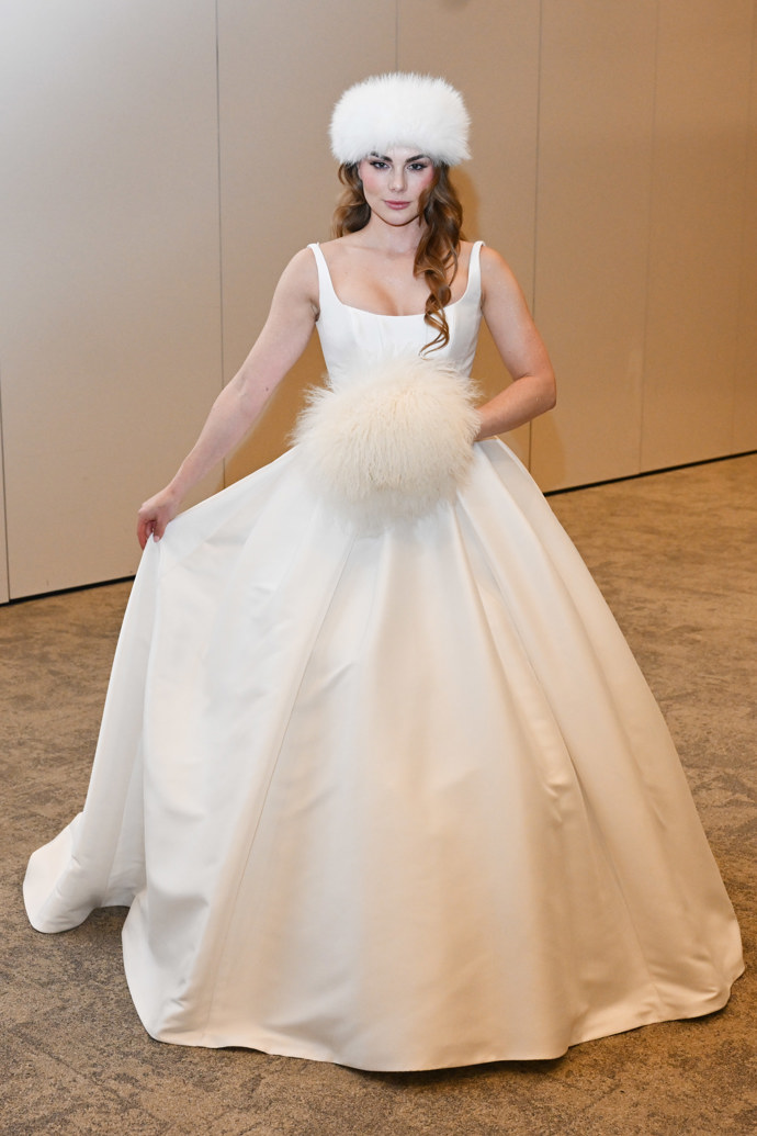 Bílé šaty jednoduchého střihu ozvláštní právě luxusní kožešina a oblékla je jedna z účastnic letošního Bachelora, Kristýna Svěchotová.