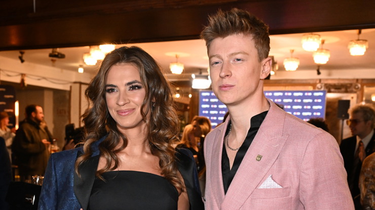 Adam Mišík po boku krásné Sáry Rychlíkové.