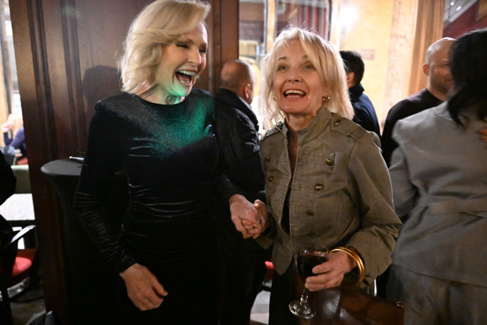 Helena Vondráčková a Veronika Žilková s úsměvy od ucha k uchu.