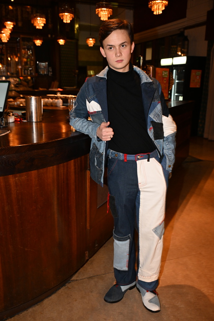 Maxmilián Kocek dorazil v zajímavém outfitu.