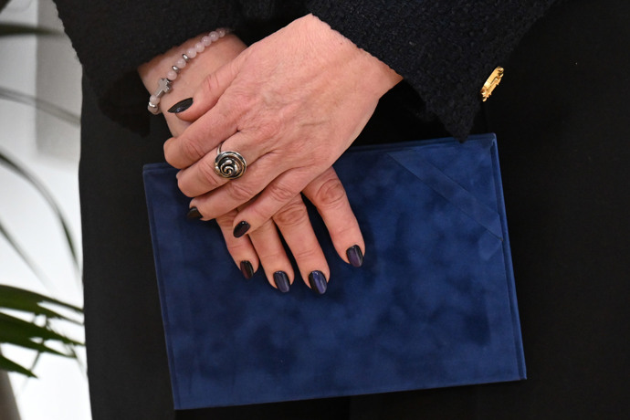 Detail na ruce Evy Pavlové s prstenem.