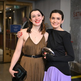 Sarah Haváčová se sestrou.