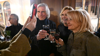 FOTO: Helena Vondráčková, Veronika Žilková a Ivan Hubáč se skleničkami v ruce.