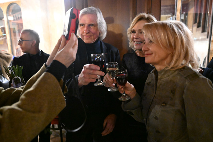 Helena Vondráčková, Veronika Žilková a Ivan Hubáč se skleničkami v ruce.