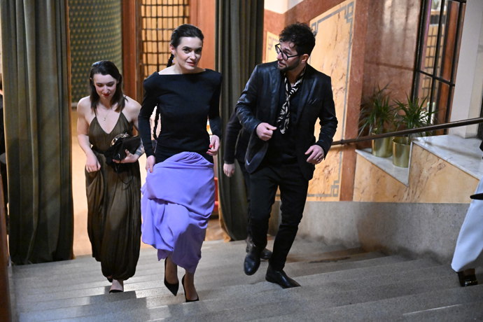 Sarah Haváčová v doprovodu sestry a Tomáše Hrušky.