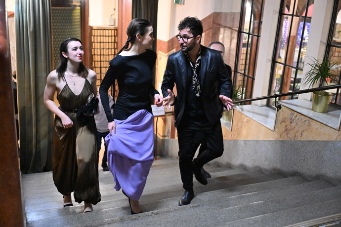 Sarah Haváčová v doprovodu sestry a Tomáše Hrušky.