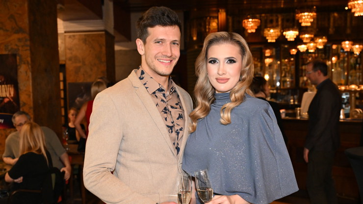 Dvojice si vyrazila do společnosti.