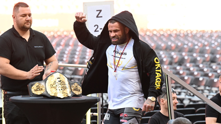 Karlos Vémola je oblíbencem Oktagonu. 