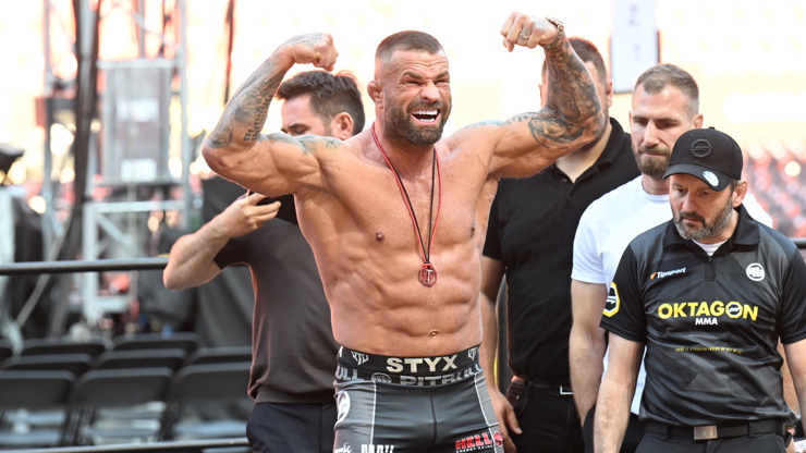 Karlos Vémola si naposledy v kleci podá Attilu Végha.