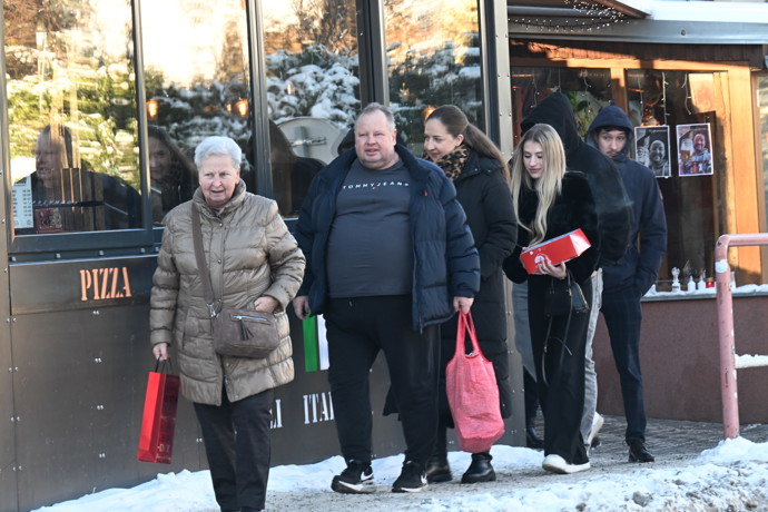 Hosté, co přišli na smuteční kar.