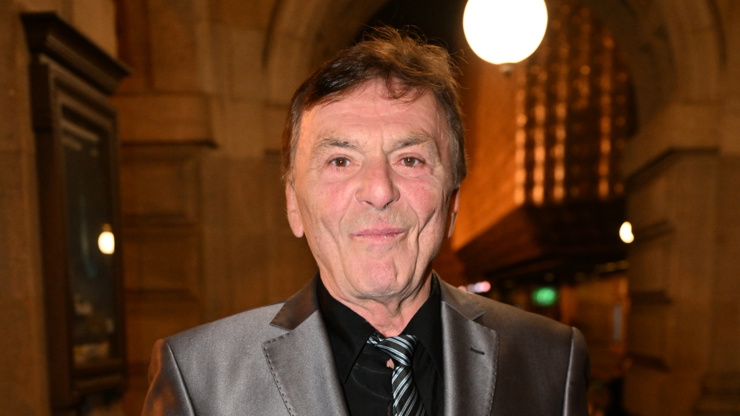 Pavel Trávníček vynesl lesklý oblek.