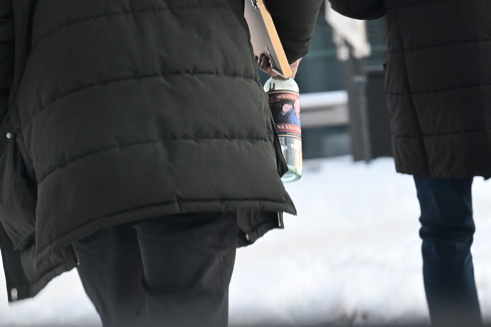 Hosté přinesli lahev s podobiznou Pavla Nečase.