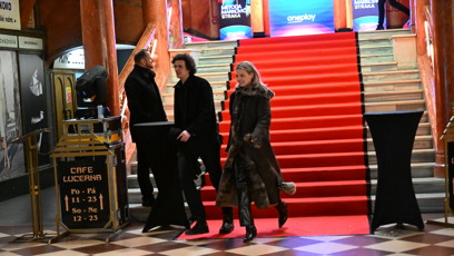 FOTO: Simona Lewandowská odcházela s neznámým mužem.