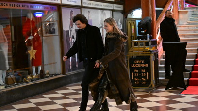 FOTO: Simona Lewandowská odchází z premiéry.