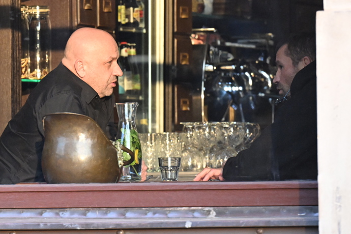 Karlos Vémola měl schůzku. 