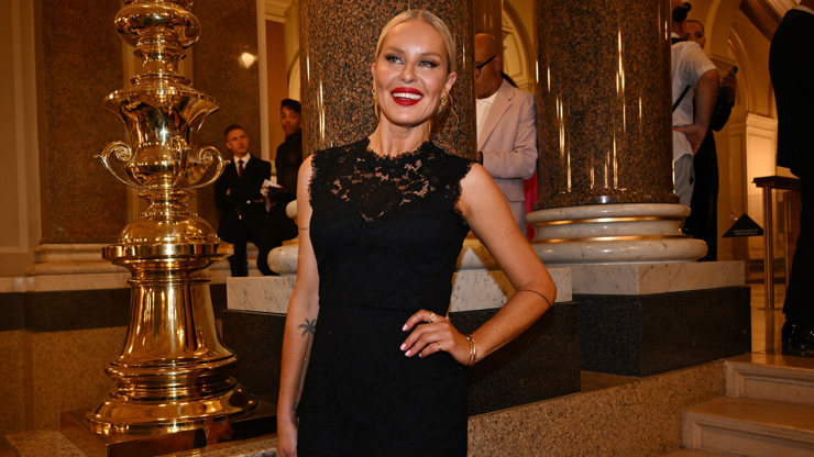 Simona Krainová se převlékla.