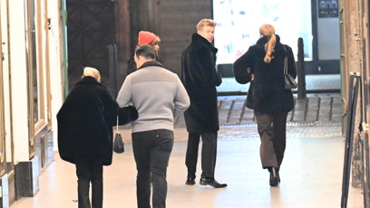 FOTO: Adam Mišík odcházel v dámské společnosti.