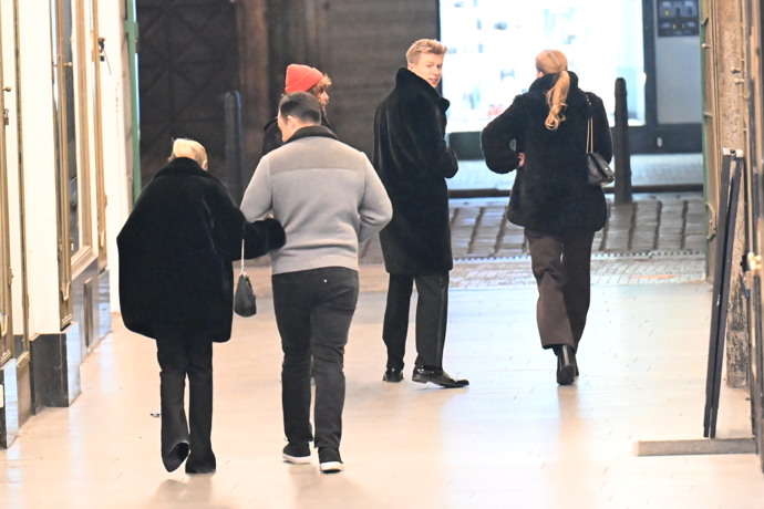 Adam Mišík odcházel v dámské společnosti.