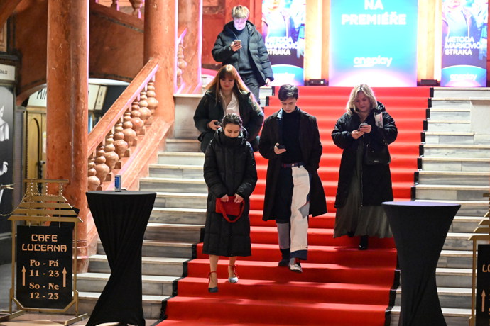 Maxmilián Kocek s přítelkyní odcházejí z Lucerny.