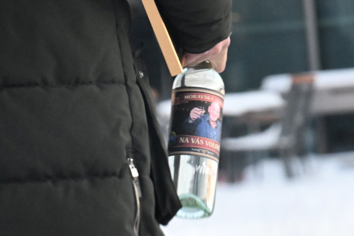 Lahev s podobiznou Pavla Nečase.