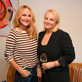 Vendula Pizingerová se svou kartářkou Ivetou Vojtovou.