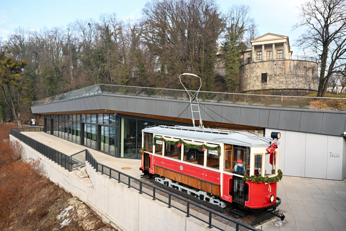 Tramvaj už leží na polské straně.