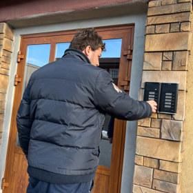 Reportér eXtra.cz zvoní na zvonek současného bydliště Jiřího Straky.