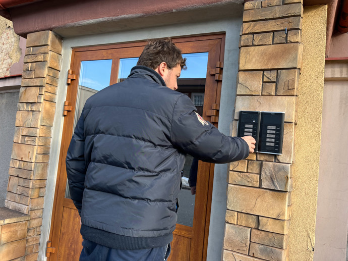 Reportér eXtra.cz zvoní na zvonek současného bydliště Jiřího Straky.