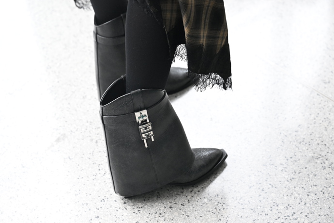 Agáta Hanychová přišla ve stylových botách.