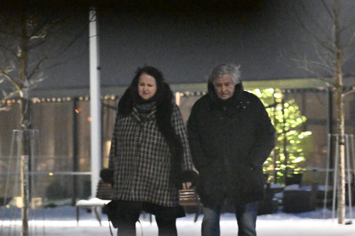 Zdeněk Žák odchází ze smuteční hostiny. 