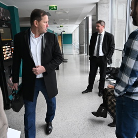 Jaromír Soukup procházel kolem Agáty a netvářil se zrovna mile.